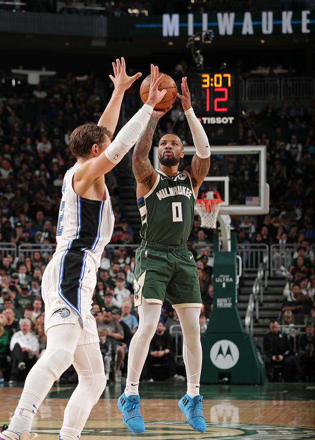 爱游戏体育-比赛规则变更首场状态出色，雄鹿观众沸腾！，凯恩重返赛场热度持续攀升(凯恩是什么类型的球员)