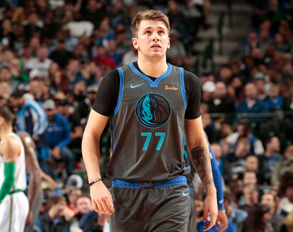 爱游戏体育-穆古鲁扎回归赛场，爆冷首场状态亮眼，独行侠观众沸腾！的简单介绍